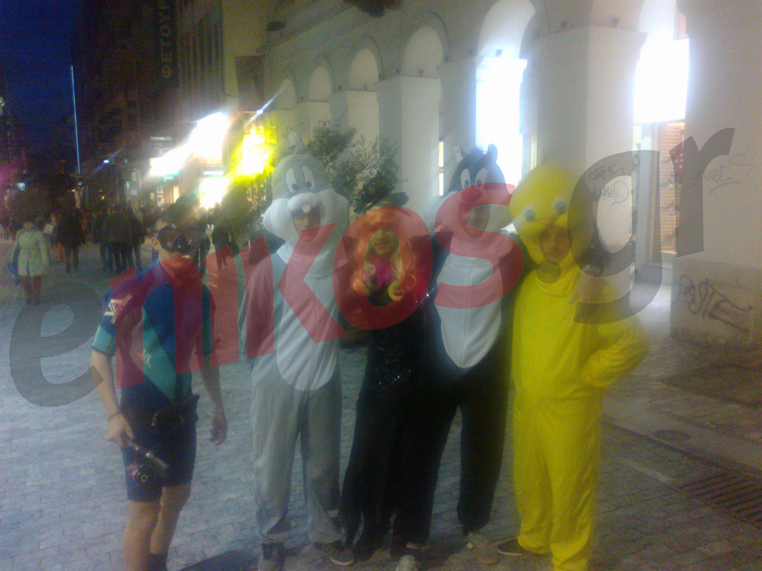 ΦΩΤΟ-“Μασκαράδες” στην Ερμού