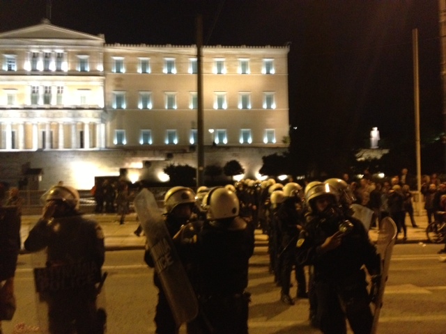 ΒΙΝΤΕΟ-ΤΩΡΑ: Τα ΜΑΤ απωθούν τον κόσμο