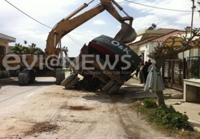 ΦΩΤΟ-Έπεσε στην τρύπα που άνοιξε