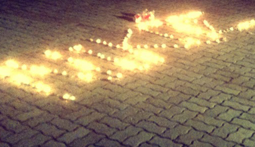 ΦΩΤΟ-Κεριά στη Χαλκίδα για τους δύο φοιτητές