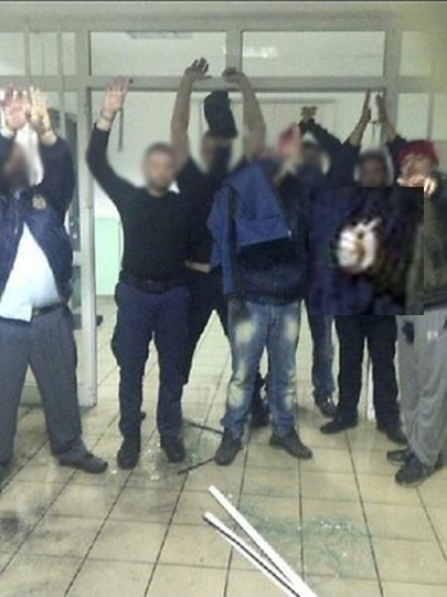 ΦΩΤΟ-Κρατάει χειροβομβίδα;