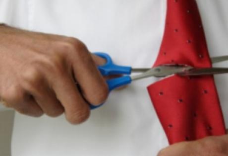 Εισέβαλαν στο γραφείο και του έκοψαν τη… γραβάτα