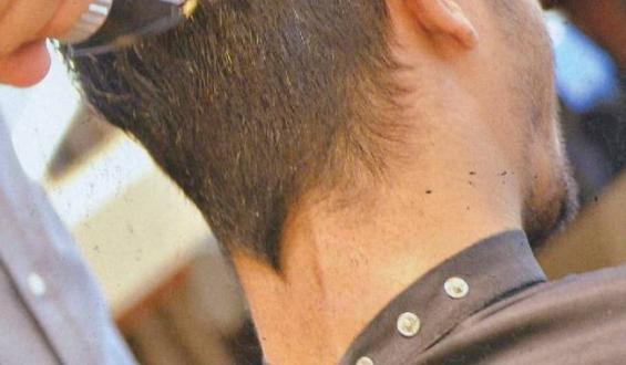 Ποιος τραγουδιστής κουρεύεται για να μπει στρατό;