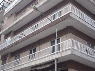 ΒΙΝΤΕΟ-«Φύτρωσε» κολώνα σε μπαλκόνι