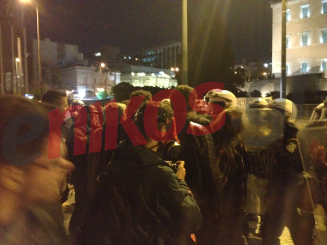 ΦΩΤΟ: Ένταση στο Σύνταγμα