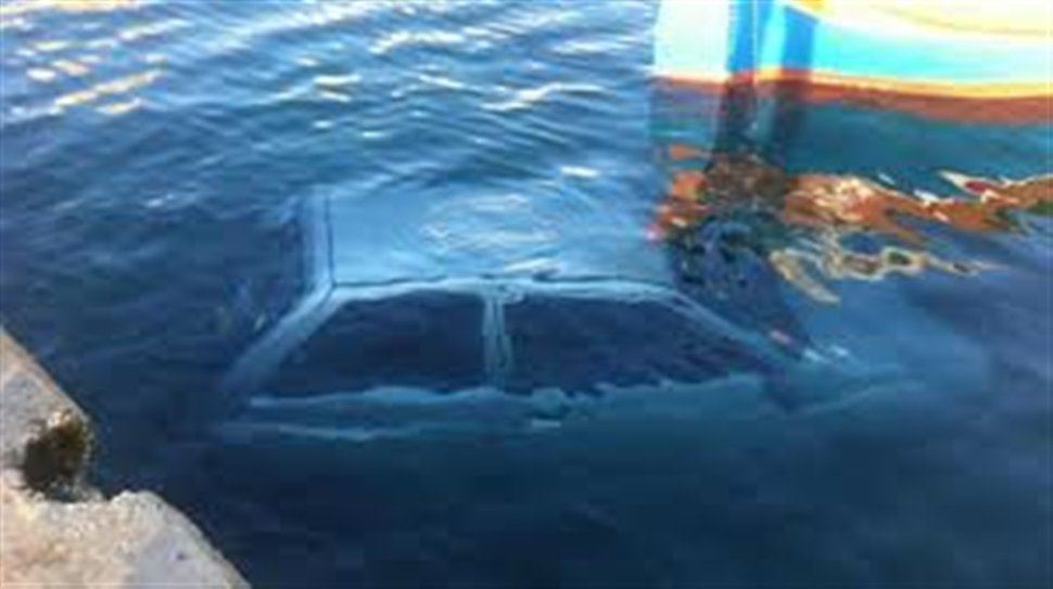 Ηράκλειο: Βουτιά αυτοκινήτου με οικογένεια στο λιμάνι