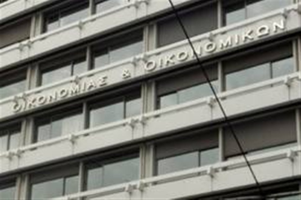 Έριξαν κάρβουνα έξω από το Υπ.Οικονομικών