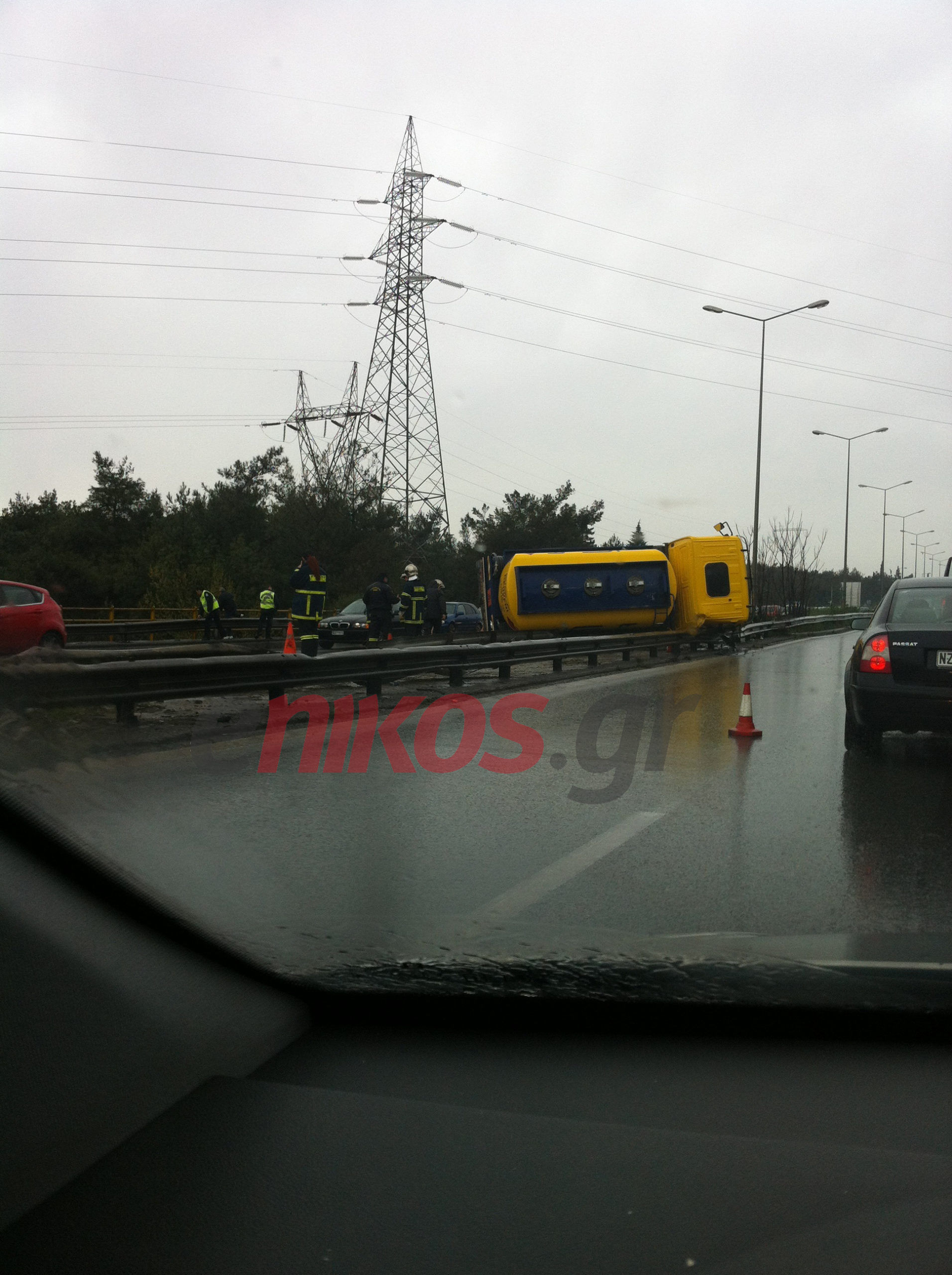 ΦΩΤΟ-ΤΩΡΑ: Ανατράπηκε βυτιοφόρο στον περιφερειακό της Θεσσαλονίκης