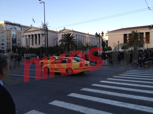 ΦΩΤΟ-Συγκεντρώνεται ο κόσμος για την πορεία