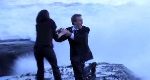 BINTEO-Τους σκέπασε το κύμα την ώρα της πρότασης γάμου!
