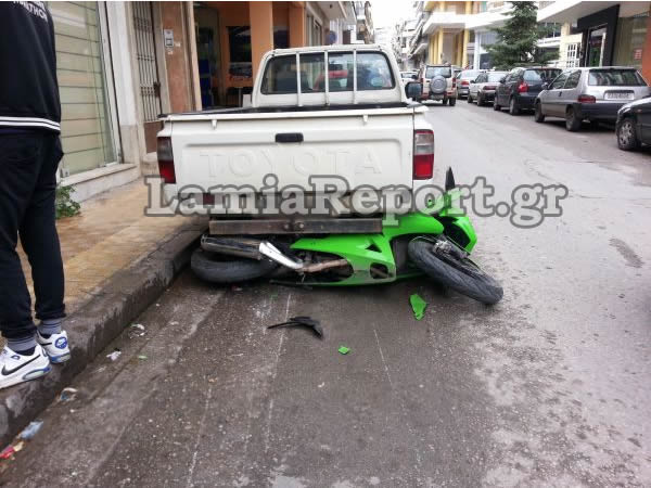 ΦΩΤΟ-Μηχανή σφηνώθηκε κάτω από αγροτικό