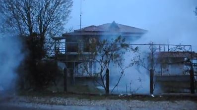 ΒΙΝΤΕΟ-Δακρυγόνα μέσα σε αυλές στην Ιερισσό