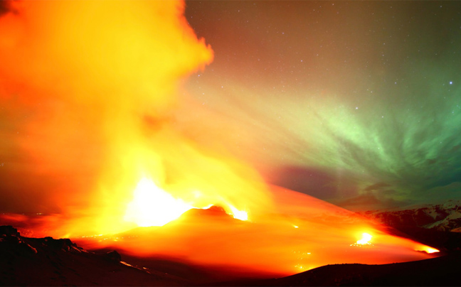 Έκρηξη ηφαιστείου με φόντο το Βόρειο Σέλας