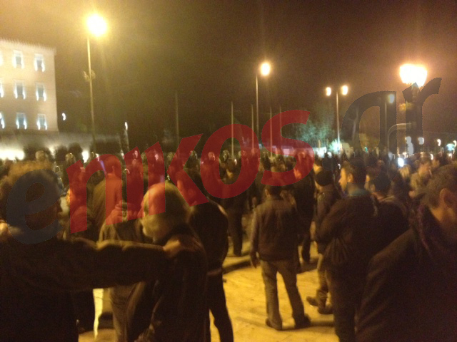 ΦΩΤΟ-ΤΩΡΑ:Οι Αγανακτισμένοι παραμένουν στο Σύνταγμα