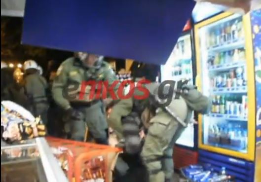 ΝΕΟ ΒΙΝΤΕΟ:Χειροπέδες σε νεαρό διαδηλωτή