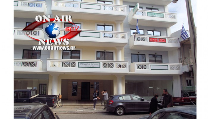 ΦΩΤΟ: Γκαζάκια σε γραφεία της Χρυσής Αυγής