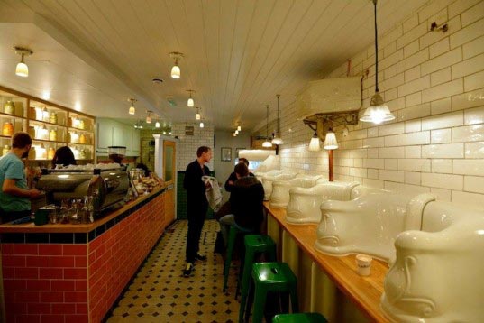 ΦΩΤΟ-Εκκεντρικό εστιατόριο σε… δημόσιες τουαλέτες