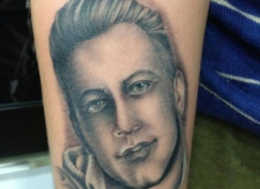 Έκανε τατουάζ το πρόσωπό του