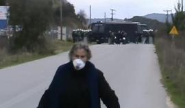 ΒΙΝΤΕΟ- Το τραγούδι της γιαγιάς στα ΜΑΤ