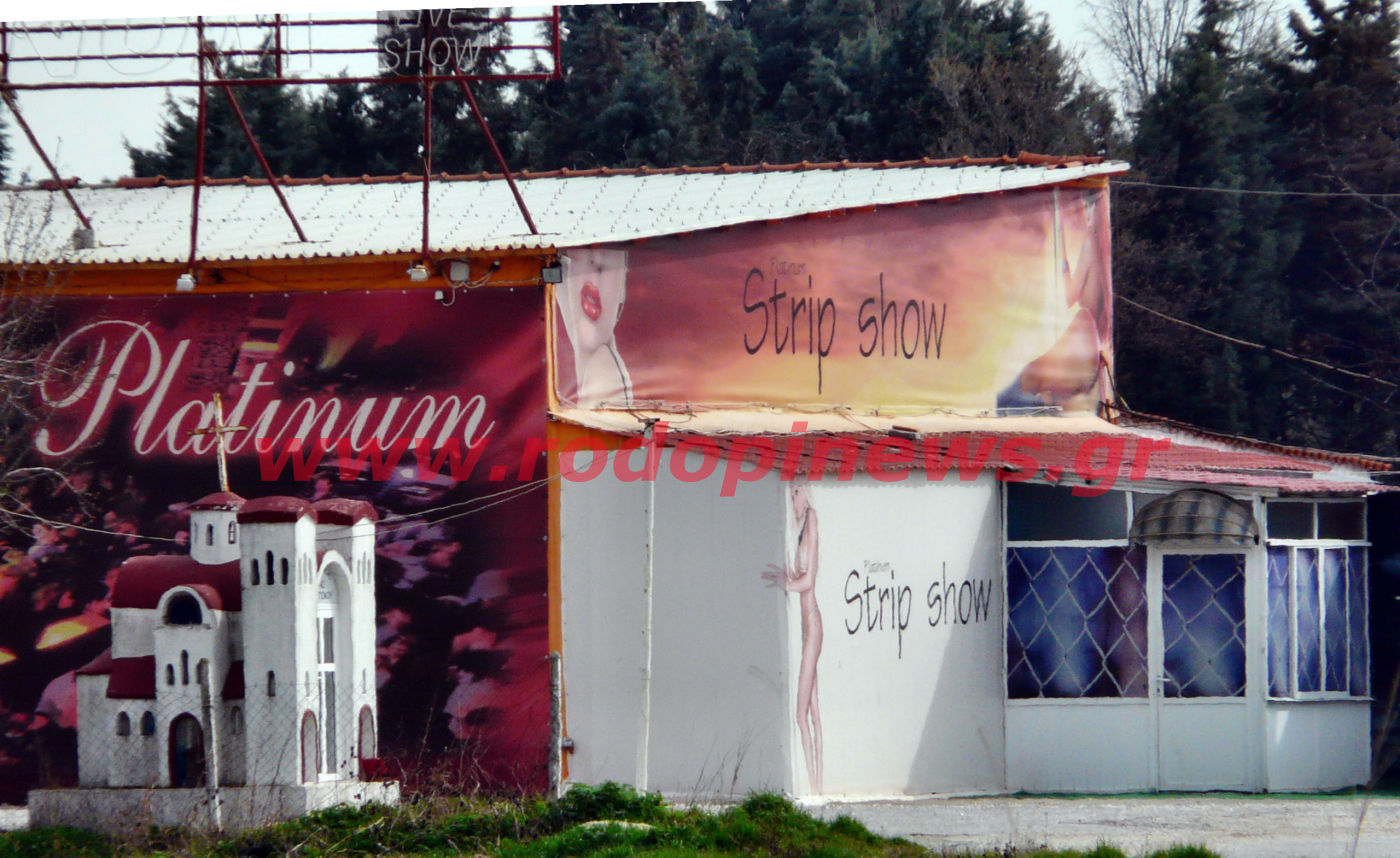 Έχτισε εκκλησάκι δίπλα σε στριπτιζάδικο