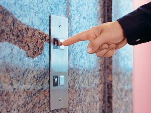 Λήστεψε ηλικιωμένη σε ασανσέρ