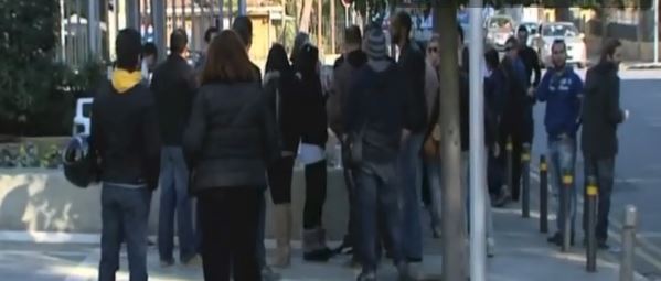 ΒΙΝΤΕΟ-Κύπρος: Πολίτες συγκεντρώνονται στη Βουλή