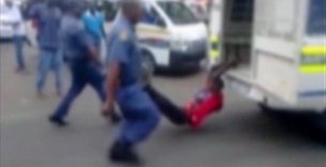 ΒΙΝΤΕΟ-Έγκλημα αστυνομικών συγκλονίζει τη Ν.Αφρική