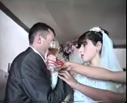 ΒΙΝΤΕΟ-Νεόνυμφοι…παλεύουν να πιουν σαμπάνια