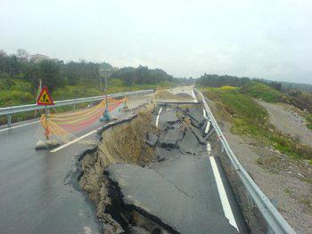 ΦΩΤΟ-Καθίζηση στον δρόμο Πρέβεζας-Ηγουμενίτσας