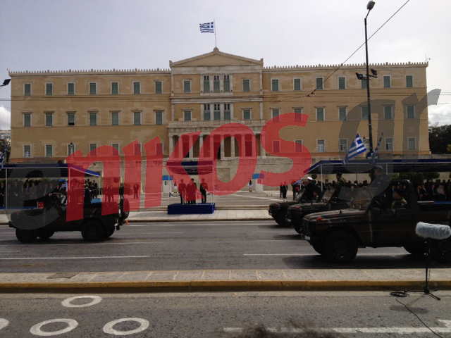 ΤΩΡΑ-ΦΩΤΟ:Τα στρατιωτικά οχήματα στην παρέλαση