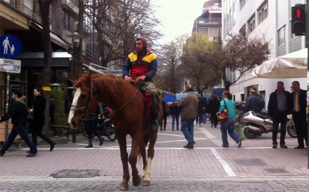 ΒΙΝΤΕΟ-Με άλογο στο κέντρο της πόλης