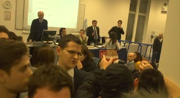 ΒΙΝΤΕΟ-Αποδοκίμασαν τον Καμίνη