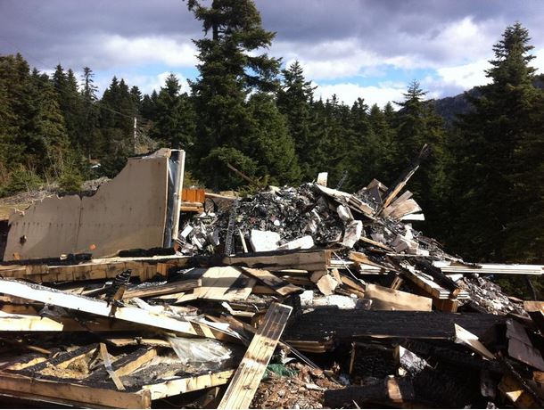 ΦΩΤΟ-Καμένη μεζονέτα στο Περτούλι