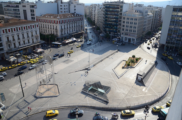 Τραπεζάκια έξω στις πλατείες