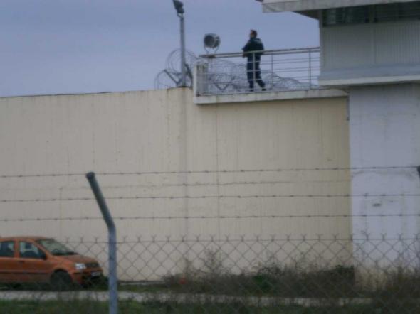 ΒΙΝΤΕΟ- Μάχη με καλάσνικοφ στις φυλακές Τρικάλων – Απέδρασαν 11 κρατούμενοι