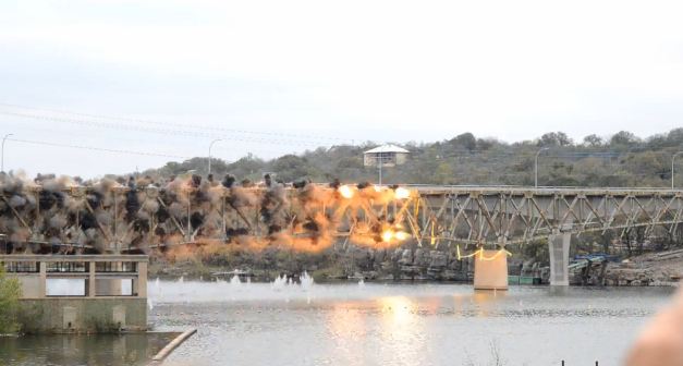 Μία εντυπωσιακή έκρηξη γέφυρας