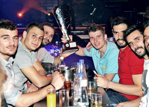 «Ερυθρόλευκο» γλέντι στον Καρρά