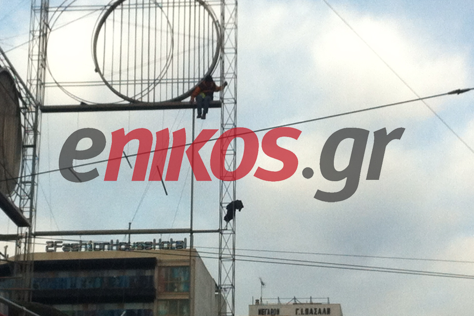 ΤΩΡΑ-Γυναίκα απειλεί να αυτοκτονήσει στην Ομόνοια