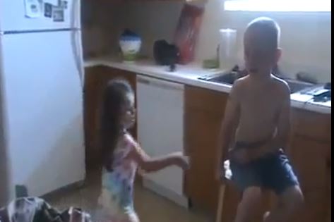 ΒΙΝΤΕΟ-Κοριτσάκι εξαναγκάζει αγοράκι να την παντρευτεί