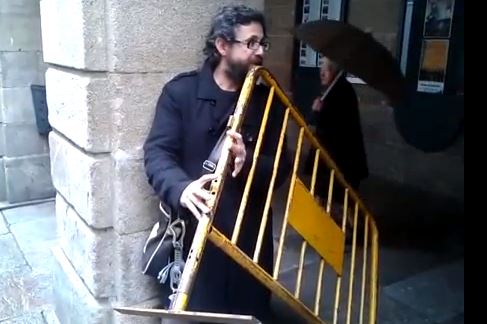 ΒΙΝΤΕΟ-Παίζει μουσική με ένα …κάγκελο!