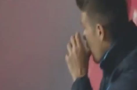 BINTEO-Παίκτης πίνει μπύρα στον πάγκο