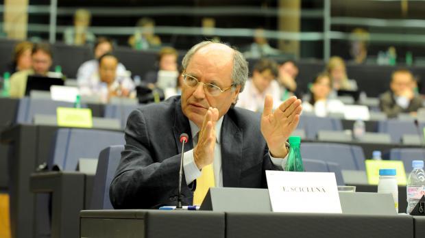 «Ικέτης υπό πτώχευση ο Σαρρής»