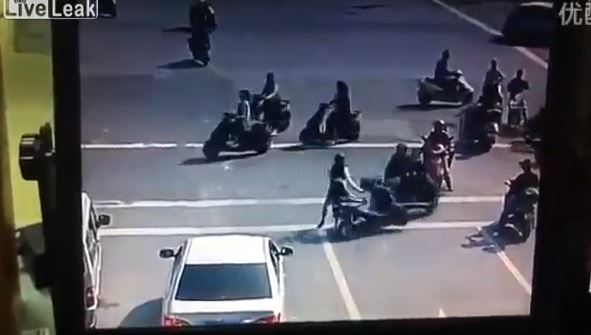 ΒΙΝΤΕΟ-Την κλωτσούσε στο πρόσωπο