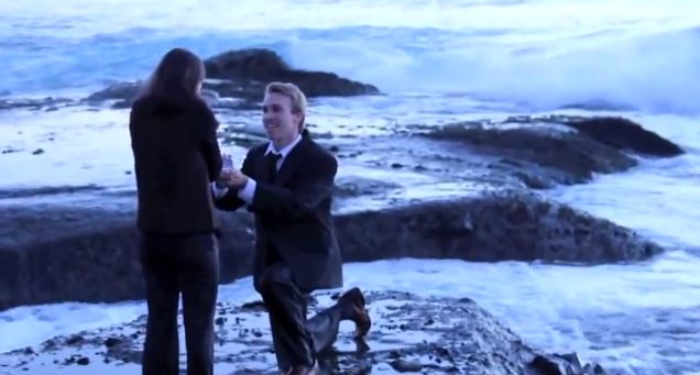 Τα «θαλάσσωσε» στην πρόταση γάμου