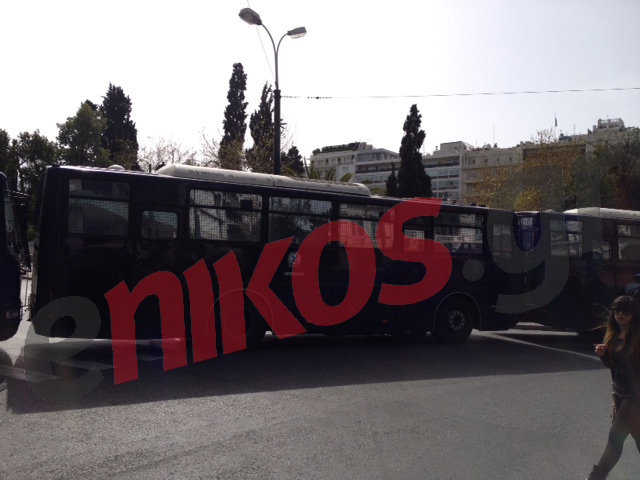 ΤΩΡΑ-ΦΩΤΟ: 13 κλούβες στο Σύνταγμα