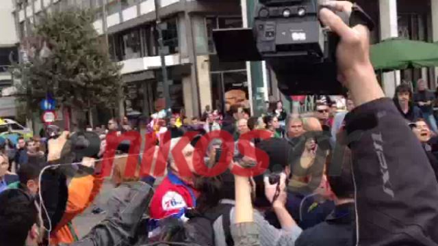 ΤΩΡΑ-ΒΙΝΤΕΟ: Τα ΜΑΤ αποκλείουν τα μέλη της “ΣΠΙΘΑΣ”