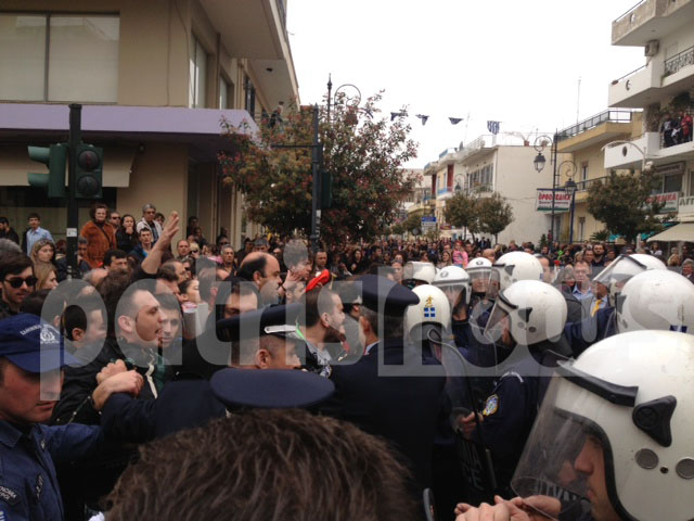 ΒΙΝΤΕΟ-Πύργος: Ένταση και σύλληψη στην παρέλαση