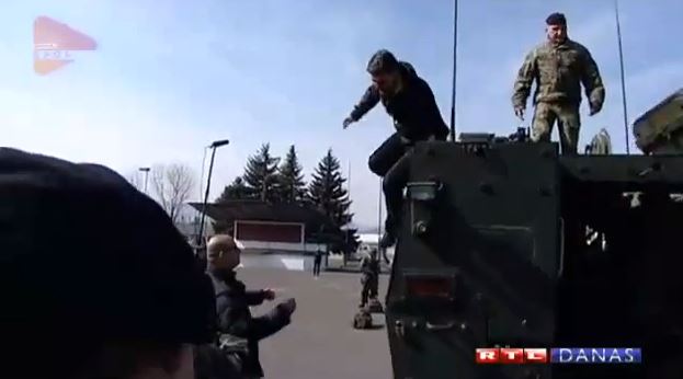 ΒΙΝΤΕΟ – Έπεσε από τεθωρακισμένο