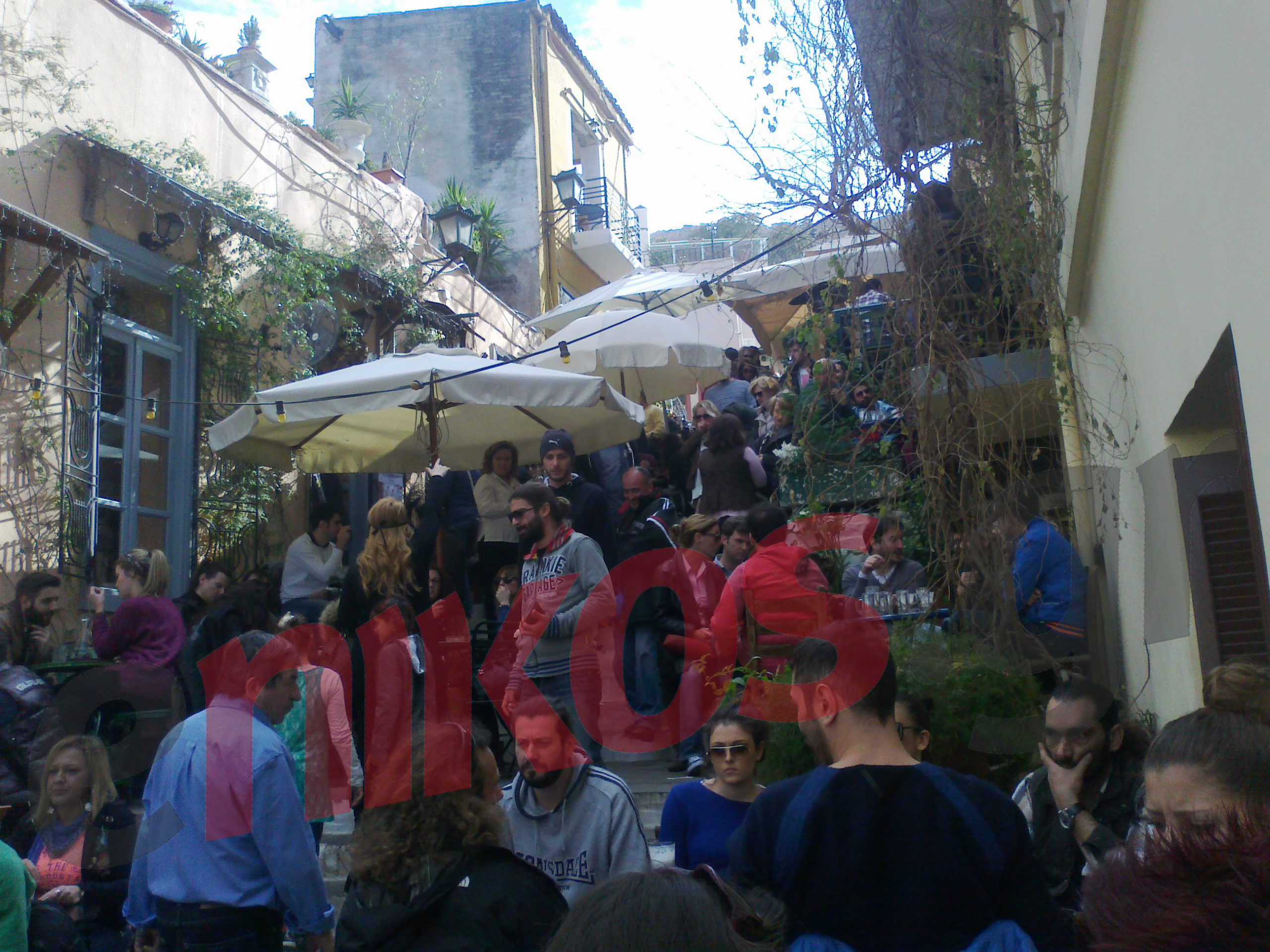 ΦΩΤΟ-Κυριακή στην Πλάκα