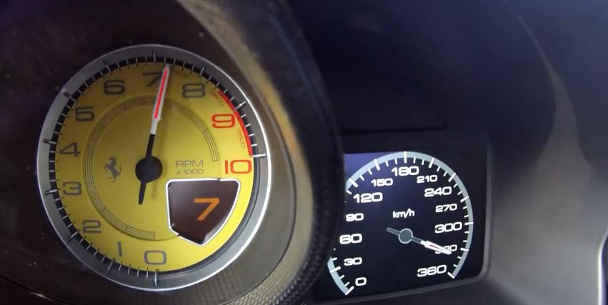 Οδηγώντας Ferrari με 340 χλμ/ώρα